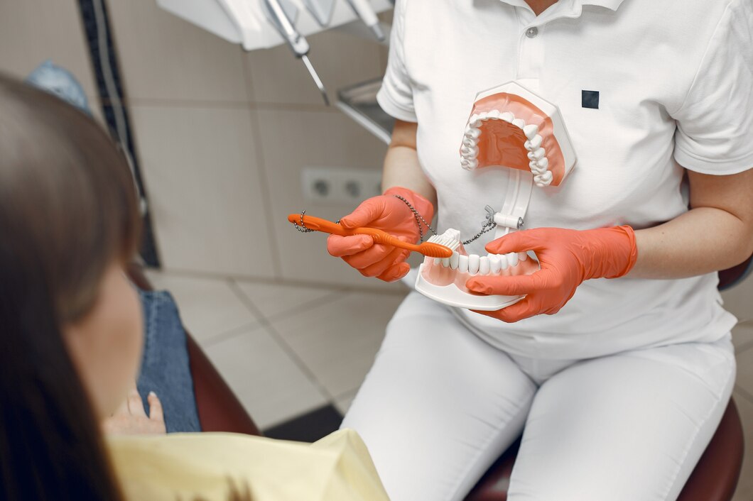 Jak prawidłowo dbać o protezy zębowe, aby służyły jak najdłużej?