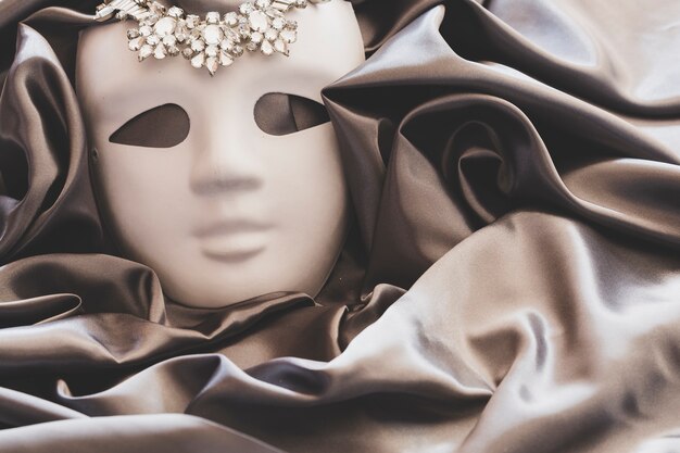 Magia damaskich wzorów: jak subtelnie podkreślić swoją urodę i styl