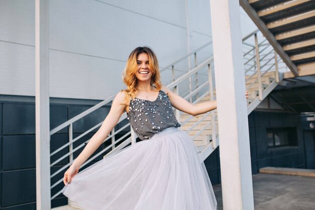 Kreatywne sposoby stylizacji sukienek na różne okazje