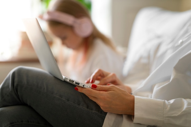 Jak skutecznie radzić sobie z nagłymi falami lęku dzięki terapii online?