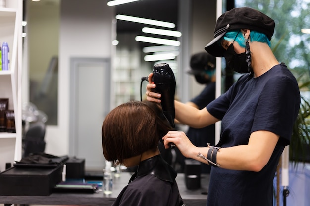 Jak nowoczesne technologie wspierają pielęgnację włosów w salonach fryzjerskich?